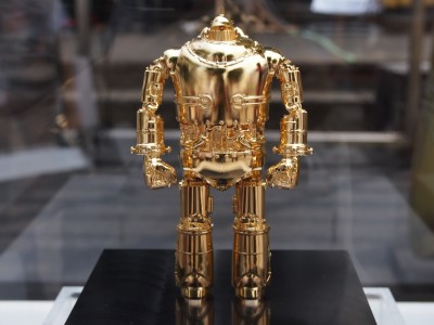 純金メッキ仕上げの「金の鉄人フィギュア」