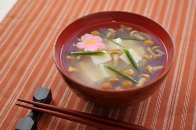 花麩を浮かべた豆腐となめこの味噌汁