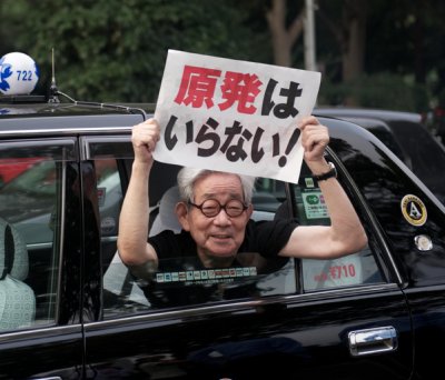 6万人集会での大江健三郎氏「原発はいらない！」とにっこり｜NEWSポストセブン