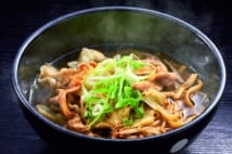 青森名物つゆ焼きそば　麺はラーメンとうどんの合体的味わい