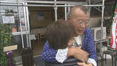 宮城県塩釜市で再会した人と抱き合う鶴瓶