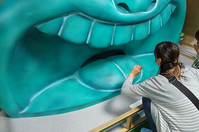 願いを書いた棒をガリガリ君の口にいれる