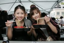 双子美女「はっち」さんと「ぽっち」さん　つけ麺食べに上京