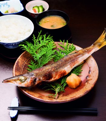 『快積 八衛』の「焼き魚（カマス）定食」780円