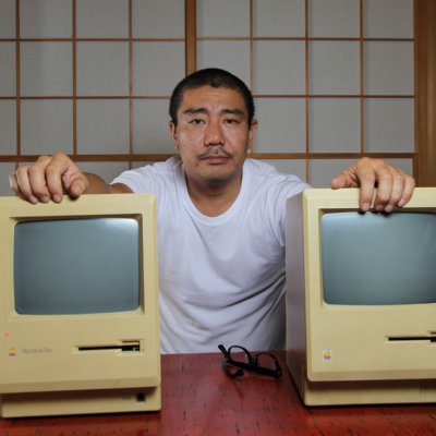 Macintosh 512K（右・1984年）と斎藤由多加氏