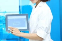 「スマイル向上委員会」の美人歯科医 iPadを診察に活用する