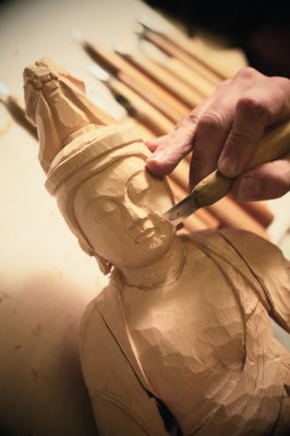 仏像彫刻師・須藤隆さんが彫る観音菩薩像