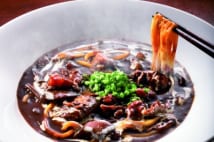 「ペペロンうどん」もあるけど定番は「牛すじ黒カレーうどん」