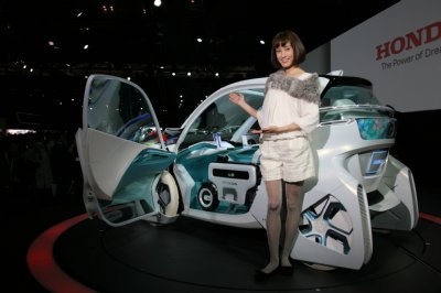 ホンダの次世代電気自動車と宮野美智瑠さん（26）