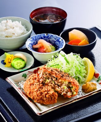 『割烹 久田』の「メンチカツ定食」