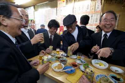 大阪最大級の角打ちができる酒屋『ウエダ商店』
