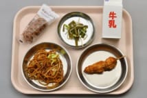日本一の肥満県・沖縄の給食　焼きそば、串カツ、ワッフル他
