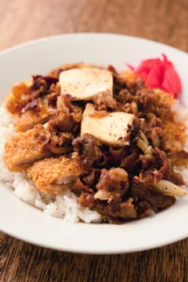 『三品食堂』の「カツ牛めし（並）」720円