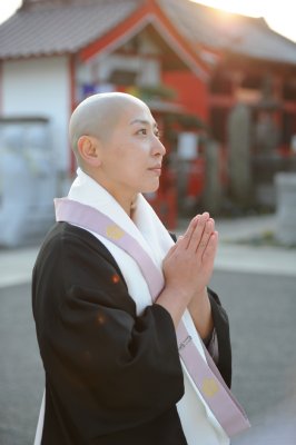 「愛別離苦」の意味を解説する冨岡宥心さん（31）