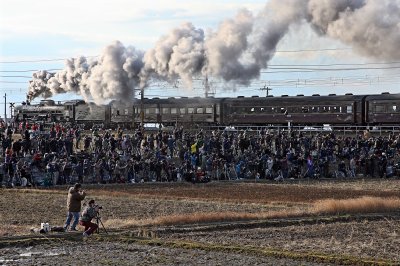 「幻の機関車」目当てに5万7000人の“撮り鉄”が集合