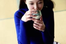 和室でお茶を飲む美女　スカートの奥から何かがチラリと覗く