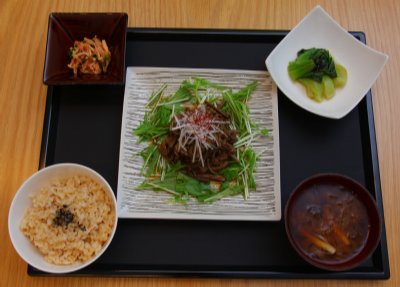 ロート製薬の社食「旬穀旬菜cafe」の牛肉とぜんまいの薬膳煮