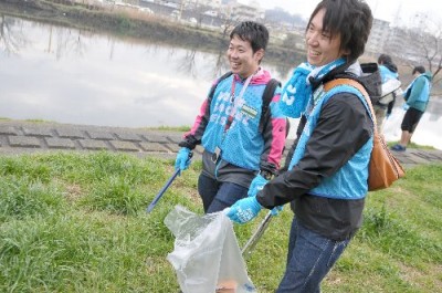 参加者は川と親しみながらの清掃活動を楽しんだ