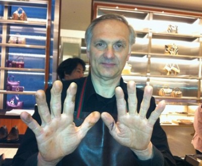 熱い皮を触り続けた職人の手