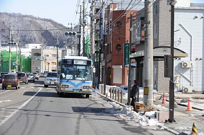 震災から1年、100円バスが巡回する釜石市の商店街