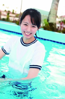 体操着のままプールに入った小池里奈ちゃん