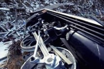瓦礫の中に転がる蒸気機関車 近隣住民も持て余している様子