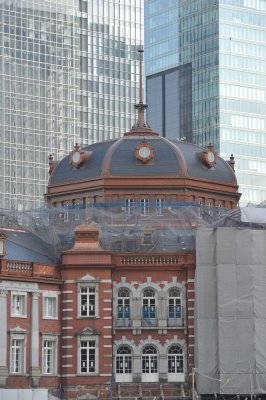 見事に王冠形に復原された東京駅の屋根部分