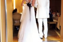 結婚式の新郎新婦撮影 中腰でやや上向きに撮ると脚長効果も