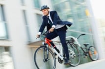 自転車ツーキニストに朗報! シャワー完備の駐輪場が登場