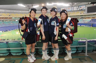 左から加藤あゆ美さん（21）、山尾彩映子さん（21）、石田夕貴さん（21）、粥川さん