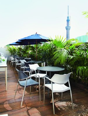 テラス席からスカイツリーを眺められる