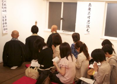 イベントは読経からスタート。参加者は30代女性が中心。