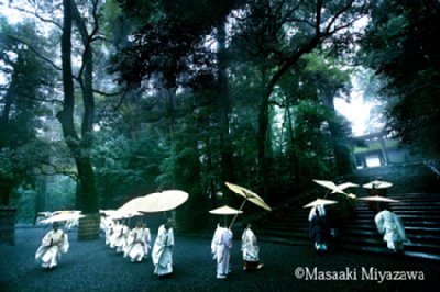 雨の日の伊勢神宮で執り行なわれる「雨儀」