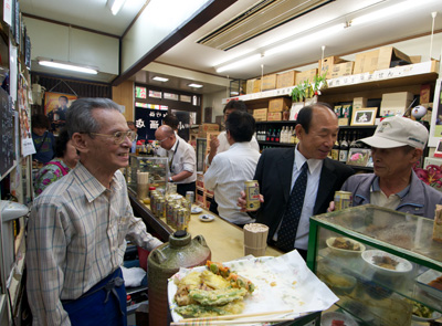 店を継いで55年、78歳になった今も元気に店に出る健一郎さん