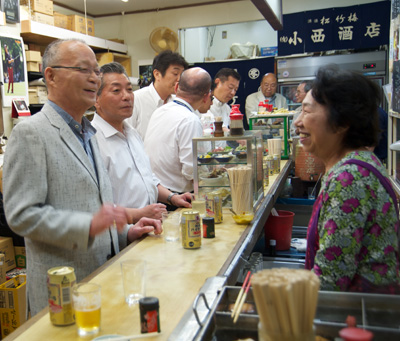 健一郎さんの妻・伶子さんの優しい笑顔も、団らんの雰囲気を作っている