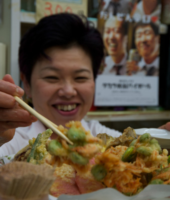 「創業100年が夢」と語る3代目・恭子さんが揚げる天ぷらも人気メニュー