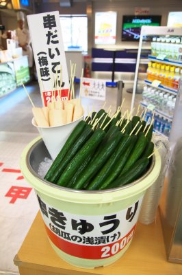 夏場の甲子園で人気が高い「串きゅうり」