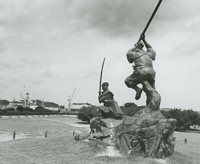 巌流島に設置された宮本武蔵vs佐々木小次郎の銅像