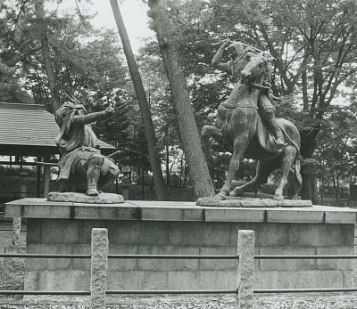 古戦場跡に設置された武田信玄と上杉謙信の銅像
