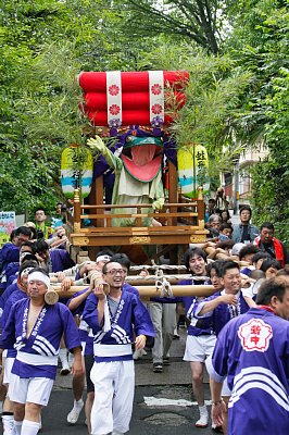 蛙飛び行事（大青蛙を乗せた太鼓台）