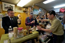 大阪・十三東口で心地よい立ち飲み　うまいアテに謎解きの肴