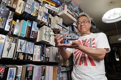 飛行モノプラモ寵愛の不肖宮嶋氏 シコルスキーを手に微笑む Newsポストセブン 飛行モノプラモ寵愛の不肖宮嶋氏 シコルスキーを手に微笑む Newsポストセブン
