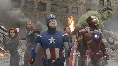 スカーレット・ヨハンソン（左端）が出演している『アベンジャーズ』TM ＆ （c） 2012 Marvel ＆ Subs.