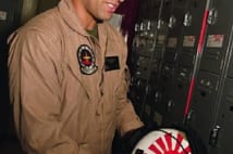 普天間の米パイロット　ヘルメットに自作の旭日旗シール貼る