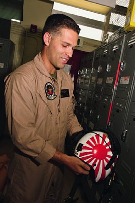 普天間米兵のヘルメットに描かれた旭日旗