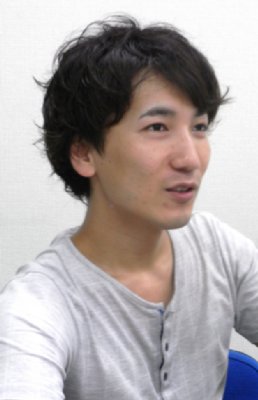 穏やかな語り口で話す梅原大吾さん