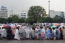 ファンが雨の中大行列