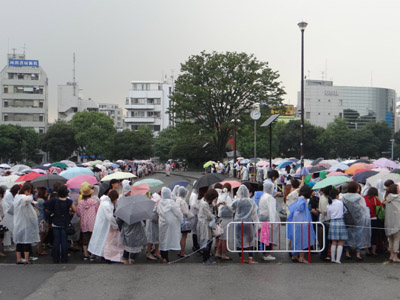 ファンが雨の中大行列