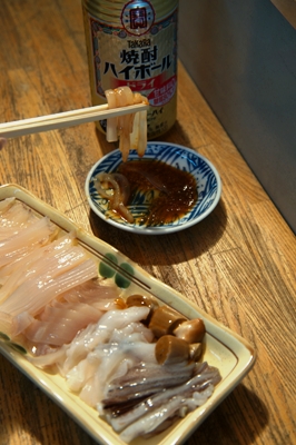 生姜醤油で食べると甘くない焼酎ハイボールが飲みたくなる