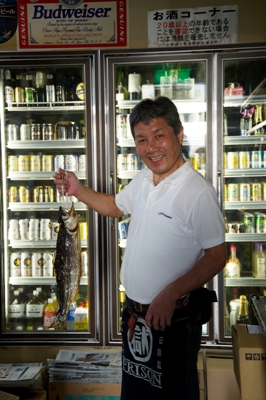 主人・瀧澤博さんの自家製の鮭とば（400円）は絶品